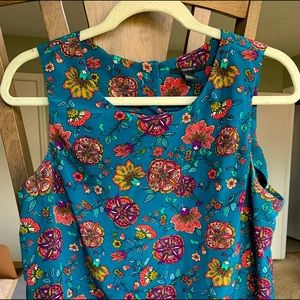 Forever 21 70’s floral cropped tank, button detail